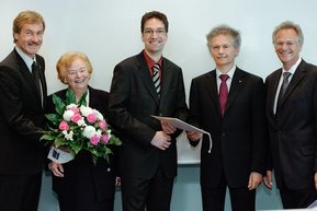 f.l. DGK-President Prof. Dr. Dr. h.c. Gerd Heusch, Ursula Ida Lapp, award recipient Dr. Rory R. Koenen, Congress-President Prof. Dr. Helmut Drexler and Siegbert Lapp.