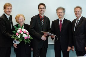 f.l. DGK-President Prof. Dr. Dr. h.c. Gerd Heusch, Ursula Ida Lapp, award recipient Dr. Rory R. Koenen, Congress-President Prof. Dr. Helmut Drexler and Siegbert Lapp. f.l. DGK-President Prof. Dr. Dr. h.c. Gerd Heusch, Ursula Ida Lapp, award recipient Dr. Rory R. Koenen, Congress-President Prof. Dr. Helmut Drexler and Siegbert Lapp.