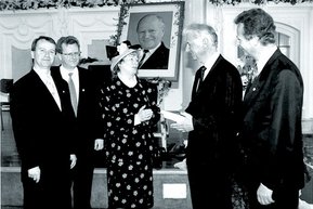 unternehmen geschichte 09 Scheckuebergabe unternehmen geschichte 09 Scheckuebergabe